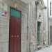 Incastonata fra due palazzine, piccolissima, ma preziosa testimonianza della peste che colp il barese nel 1690:  la Cappella di San Giacomo, situata nellomonima stradina del centro storico di Mola di Bari, edificata pi di 300 anni fa ma sconosciuta alla maggior parte della popolazione molese